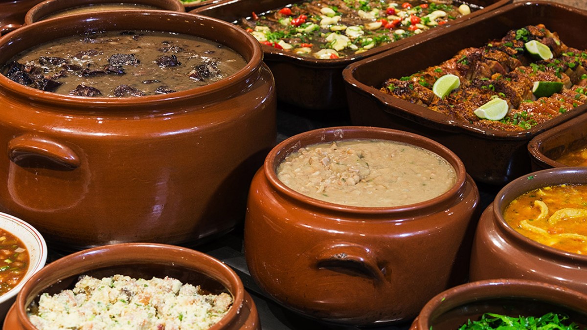 Preparação de pratos tradicionais caiçaras